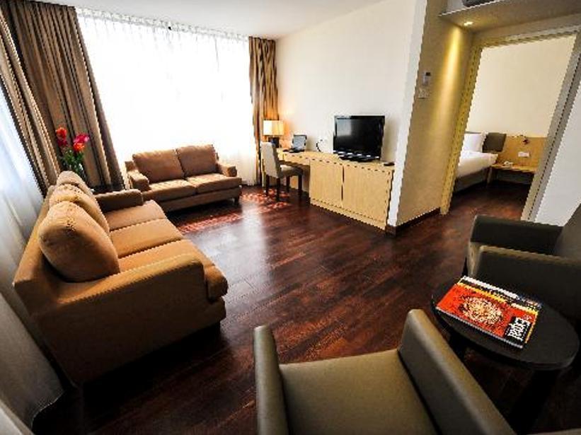 Rocana Hotel Kuantan Extérieur photo
